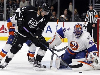 Anže Kopitar (vľavo) a slovenský brankár Jaroslav Halák z NY Islanders.