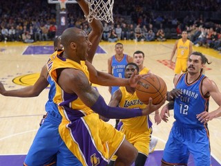 Kobe Bryant (s loptou v rukách) je už teraz basketbalovou legendou.