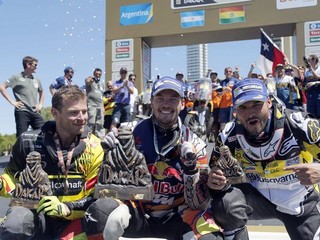 Štefan Svitko (vľavo) sa prvý raz v kariére prebojoval na Dakare medzi najlepšiu trojicu. Spolu s ním pózujú víťaz Toby Price (v strede) a celkovo tretí Pablo Quintanilla.