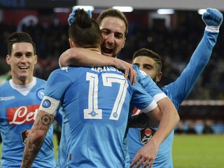Autor víťazného gólu Gonzalo Higuain sa objíma s Marekom Hamšíkom, ktorý mu naň prihrával.