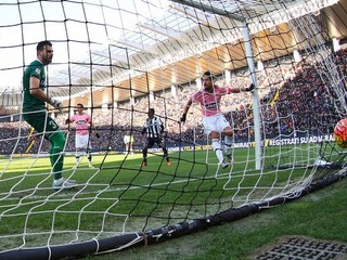 Grécky gólman v službách Udinese Orestis Karnezis práve inkasuje v poradí druhý gól do svojej siete. Presadil sa hosťujúci Sami Khedira (vpravo).