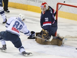 Útočník Dinama Moskva Arťom Fiodorov pri streleckom pokuse pred bránkou Slovana.