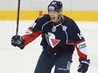 Václav Nedorost oslavuje vsietený gól.