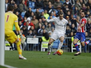 Gareth Bale (v strede) nedohral zápas proti Sportingu Gijon.