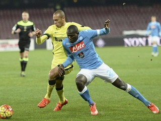O loptu bojujú hráč Neapola Kalidou Koulibaly (vpravo) a Miranda z Interu Miláno.
