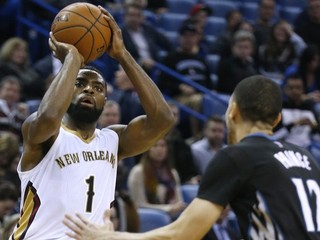 Hráč New Orleans Pelicans Tyreke Evans (vľavo) strieľa na kôš cez Tayshauna Princea z Minnesoty Timberwolves.