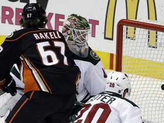 Center Anaheimu Rickard Rakell práve skóruje do siete Minnesoty Wild.