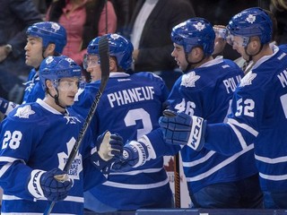 Obrázok, na ktorý domáci diváci v Toronte čakali márne. Maple Leafs nedokázali streliť Caroline ani gól a prehrali po predĺžení.