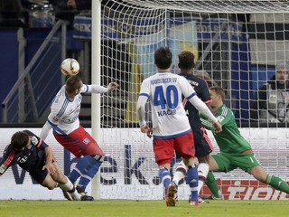 Manuel Neuer inkasuje jediný gól od Hamburgu v zápase.