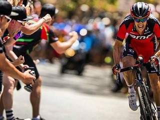 Domáci jazdec Richie Porte bol o 6 sekúnd rýchlejší ako kolumbijský prenasledovateľ sergio Henao.