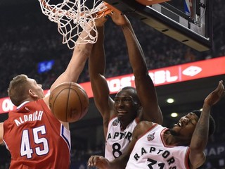 Bismack Biyombo z Toronta skóruje v zápase proti Los Angeles Clippers.