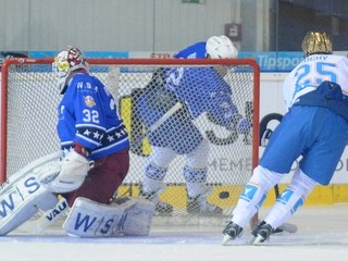 Radoslav Suchý (vpravo) strieľa gól Jánovi Cháberovi.