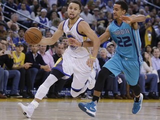 Stephen Curry (vľavo) doviedol Golden State k ďalšej výhre.