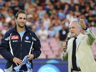 Medzi obvinenými je aj šéf Neapola Aurelio De Laurentiis (vpravo). Na snímke sa nachádza s Gonzalom Higuainom.
