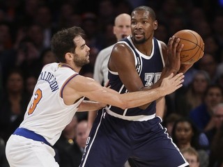 Kevin Durant (vpravo) v noci z utorka na stredu zaznamenal 44 bodov.