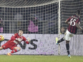 Mario Balotelli (vpravo) strieľa jediný gól zápasu do siete Alessandrie.