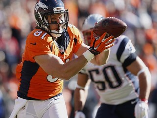 Peyton Manning (vľavo) doviedol v tejto sezóne Denver Broncos až do Super Bowlu.