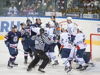 Potýčka medzi hráčmi Slovana Bratislava a Medveščaku Záhreb počas duelu v Bratislave 20. januára tohto roka, v ktorom Slovan vyhral 3:2.
