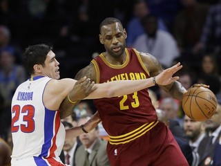 LeBron James (vpravo) sa zapísal do histórie.