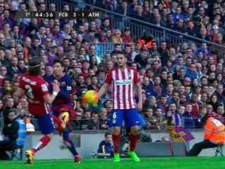 Filipe Luis zasiahol koleno Lionela Messiho.