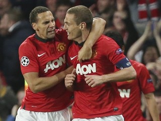 Rio Ferdinand (vľavo) a Nemanja Vidič hrali spolu za Manchester United.