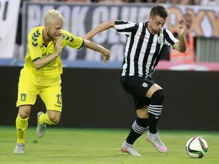 Róbert Mak (vpravo) strelil jediný gól PAOK Solún.