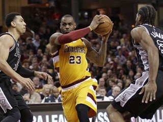 LeBron James preniká medzi dvojicou hráčov San Antonia.