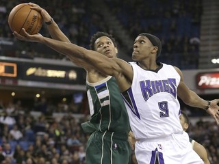 Rashad Vaugh (vľavo) z Milwaaukee Bucks bojuje o loptu s Rajonom Rondom z tímu Sacramento Kings.