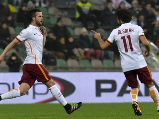 Miralem Pjanič (vľavo) a Mohamed Salah sa tešia z gólu AS Rím.
