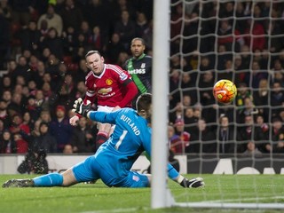 Wayne Rooney (v červenom) strieľa jeden z gólov Manchestru United.