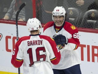 Jaromír Jágr (vpravo) najprv asistenciou prispel na jeden z gólov Floridy. Potom zo zápasu odstúpil.