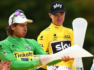 Peter Sagan (vľavo) aj na stupňoch víťazov Tour de France predviedol jednu zo svojich póz.