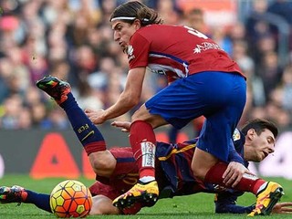 Zákerne fauloval Messiho. Luis dostal trojzápasový dištanc