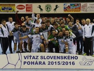 Hádzanári Tatrana Prešov oslavujú víťazstvo v odvetnom zápase finále Slovenského pohára.