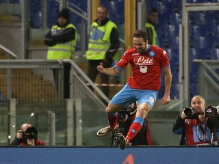 Gonzalo Higuain oslavuje svoj gól proti Laziu Rím.