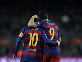 Luis Suárez (vpravo) oslavuje po jednom zo svojich gólov s Lionelom Messim.