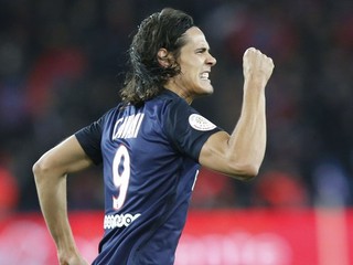 Edinson Cavani sa teší z gólu do siete Lorientu.
