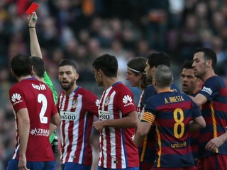 Filipe Luis videl okamžite červenú kartu.