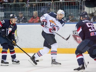 O výhre domáceho Magnitogorsku rozhodol fínsky legionár Oskar Osala (v strede).