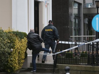 Príslušníci írskych policajných zložiek (tzv. Garda) vstupujú na miesto činu v hoteli Regency v Dubline.