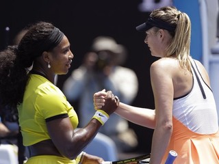 Serena Williamsová (vľavo) si podáva ruku s porazenou Ruskou Mariou Šarapovovou (vpravo) vo štvrťfinále Australian Open 2016.
