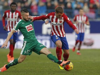 Hosťujúci Junca z Eibaru sa snaží zastaviť prenikajúceho Griezmanna.