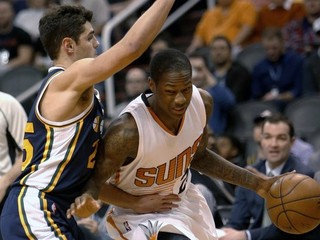 Domáci Archie Goodwin z Phoenixu sa snaží predriblovať cez brániaceho Raula Neta z Utahu.