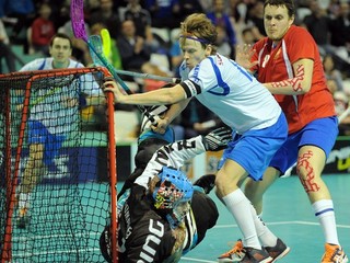 Slovenský kapitán Lukáš Řezanina (v bielom) pred bránkou ruského tímu.