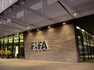 Afričania sa kandidátovi na post šéfa FIFA Salmanovi otáčajú chrbtom