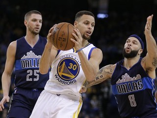 Stephen Curry (uprostred) z Golden State Warriors.