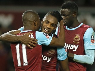 Hráč West Hamu Michail Antonio (v strede) oslavuje so spoluhráčmi Ennerom Valenciom (vľavo) a Cheikhouom Kouyateom (vpravo) gól do bránky Liverpoolu.
