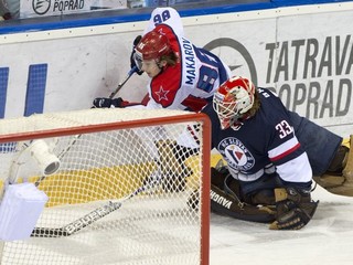 Slovan je jediný tím v KHL, ktorý v základnej časti zdolal CSKA Moskva v dvoch stretnutiach. Na snímke bojuje za bránkou o puk gólman Barry Brust a Igor Makarov.