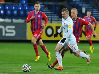 Erik Jendrišek ešte v bielom drese Trnavy v súboji proti senickému Petrovi Pavlíkovi.