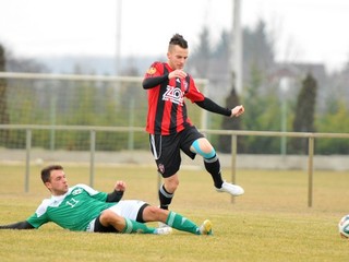 Trnavčan Boris Bališ uniká brániacemu Tomášovi Szollosovi v prípravnom dueli proti Veľkému Mederu.